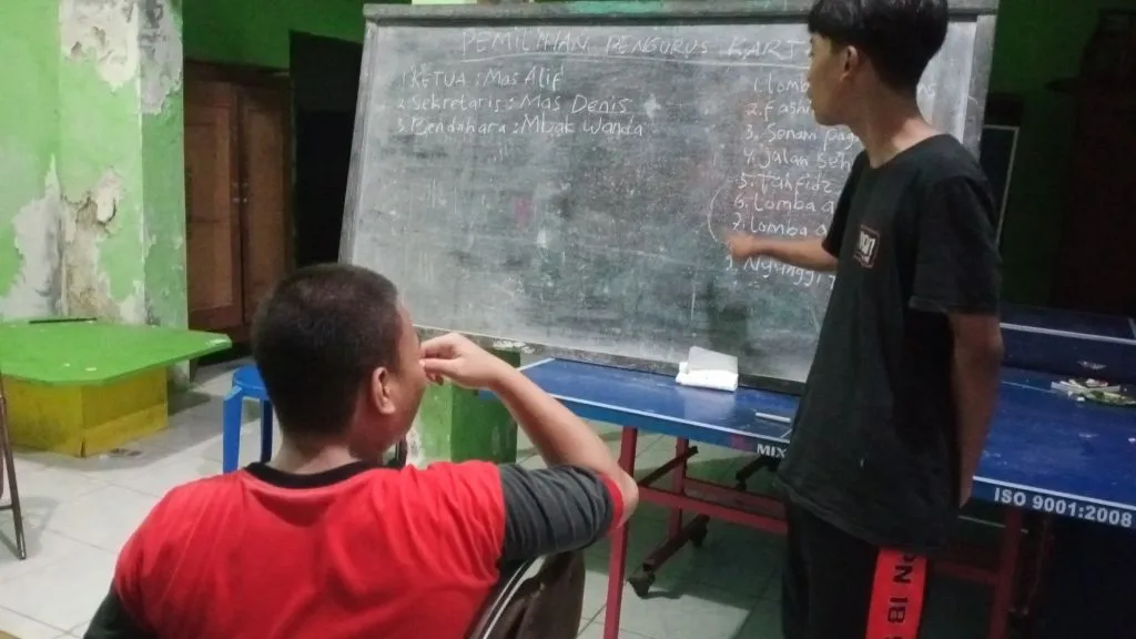 Suasana penyusunan pengurus dan kegiatan Karang Taruna RT 3 Lebak Rejo.