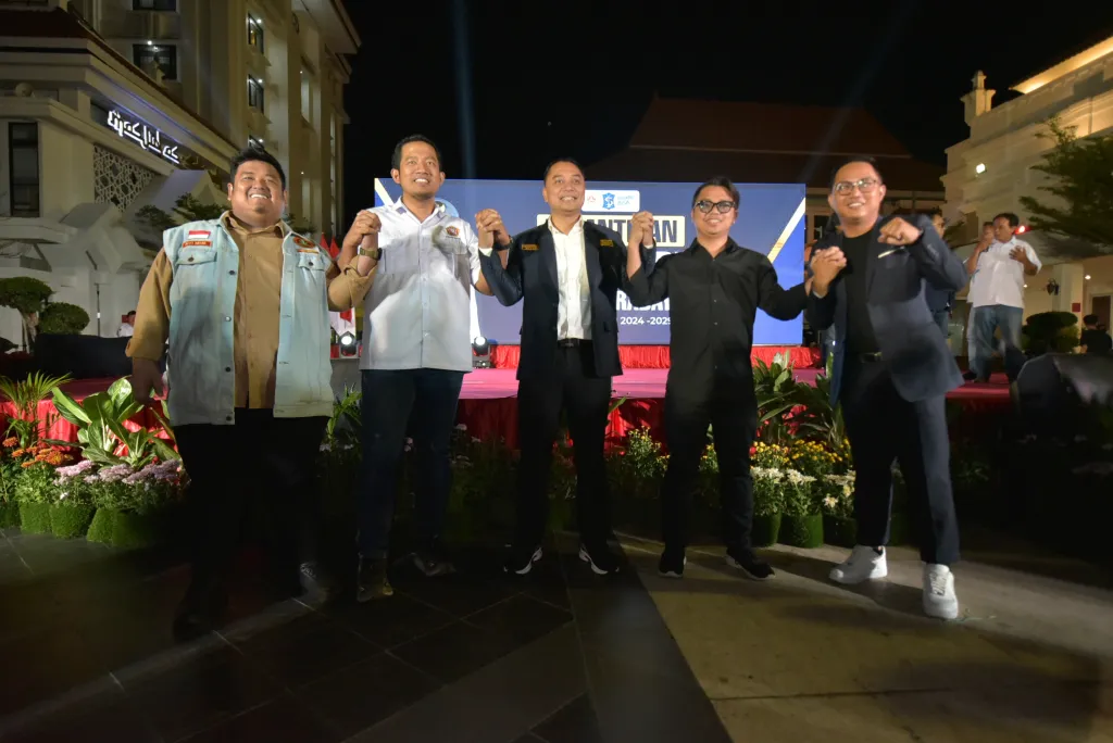 Wali Kota Surabaya Eri Cahyadi bersama Karang Taruna Surabaya (Istimewa)