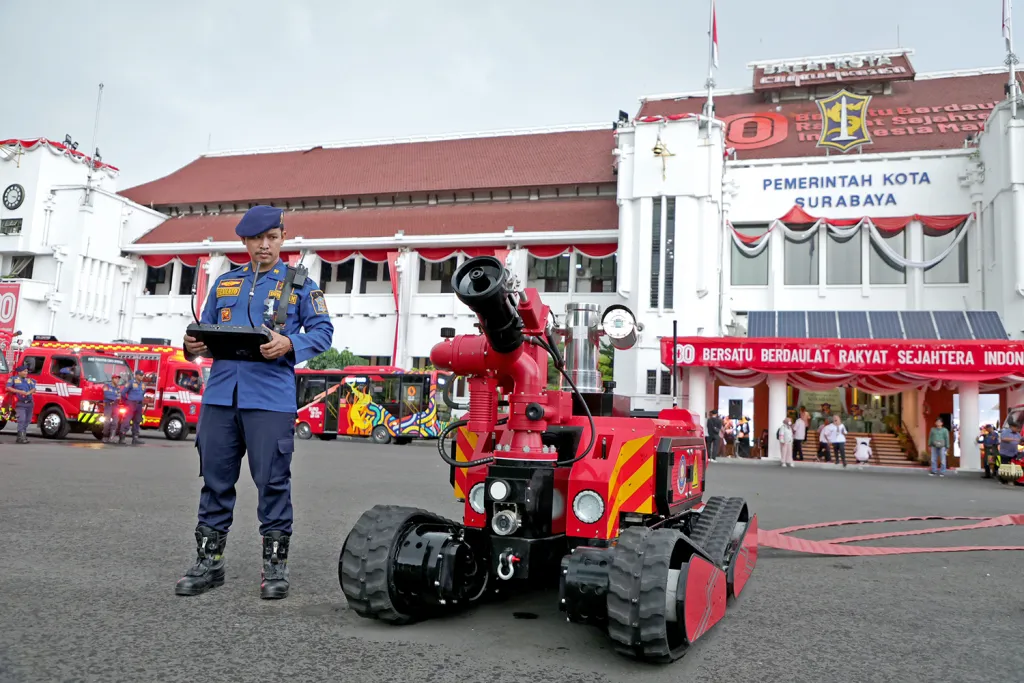 Robot pemadam kebakaran (Fire Fighting Robotic) milik Pemkot Surabaya. (Kominfo)