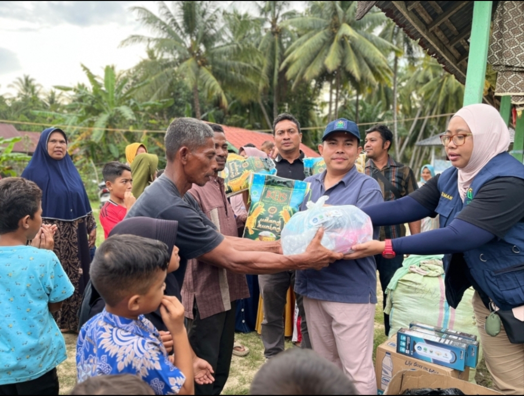 Tim UNUSA saat beri bantuan sembako. (Istimewa)