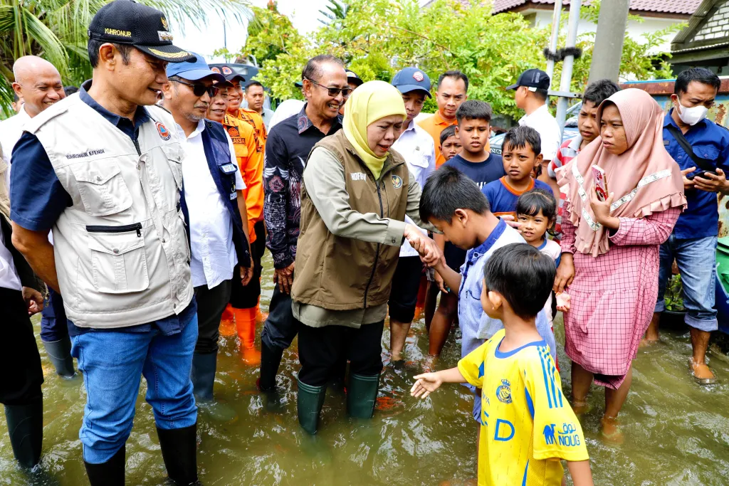 Gubernur Jatim Khofifah saat meninjau banjir di Lamongan. (Istimewa)