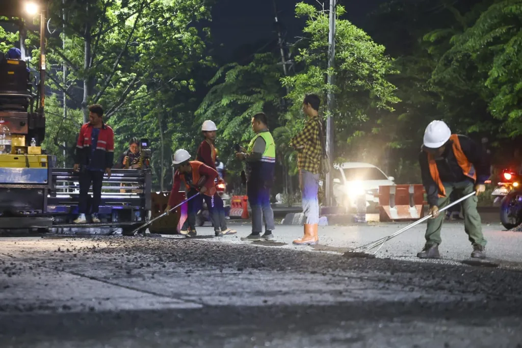 Tembus 60 Ton Hotmix, DSDABM Surabaya Perbaiki Jalan Berlubang