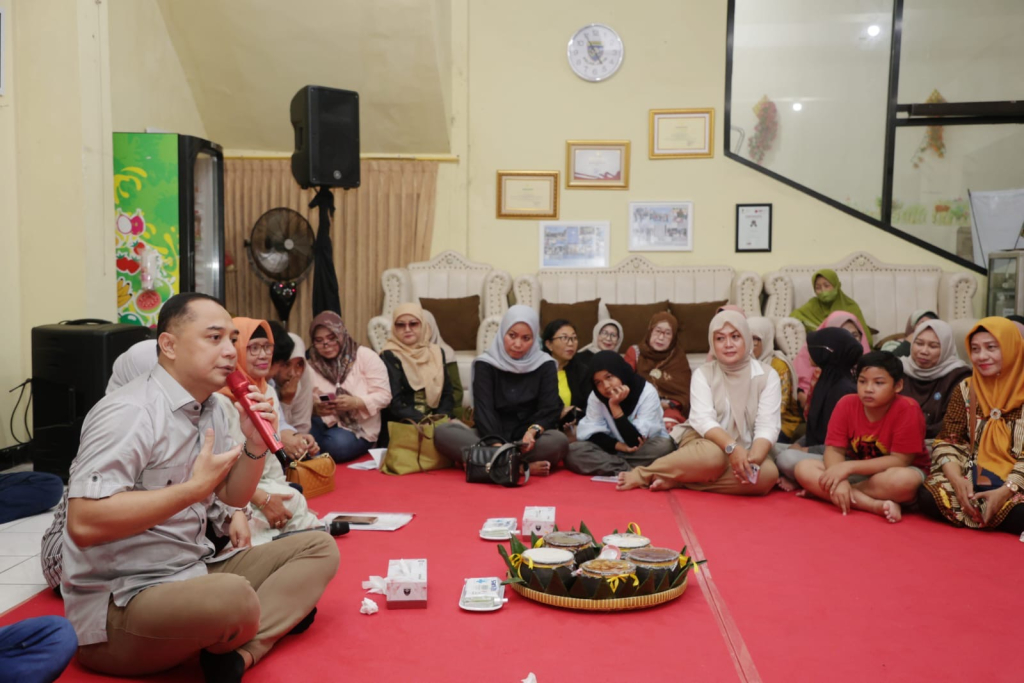 Wali Kota Surabaya, Eri Cahyadi saat bertemuwarga RW IV Ngagel Rejo