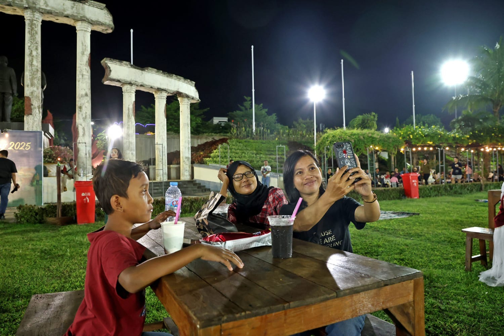 Suasana malam Ramadan di Tugu Pahlawan Surabaya